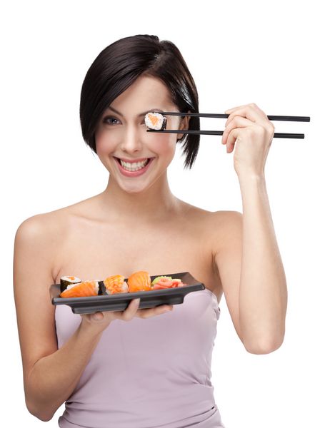 دختری با موی سیاه که سوشی را با دستمال توپی نگه داشته جدا شده است