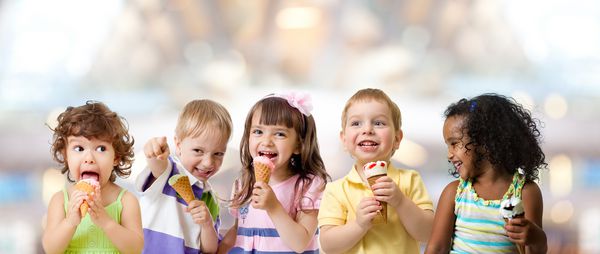 گروه بچه ها در یک مهمانی در کافه بستنی می خورند