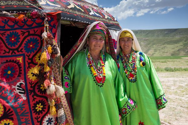 منطقه Surkhandarya ازبکستانماه 14 2017 زنان با لباس ملی منطقه Kumkurgan بهار جشنواره فولکلور در Boyun ازبکستان