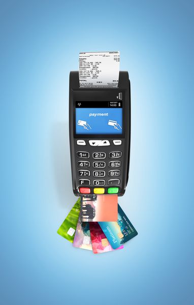 ترمینال POS ترمینال پرداخت کارت با کارتهای اعتباری و نمایی از رسید دریافت شده جدا شده در پس زمینه شیب آبی 3D ارائه می شود