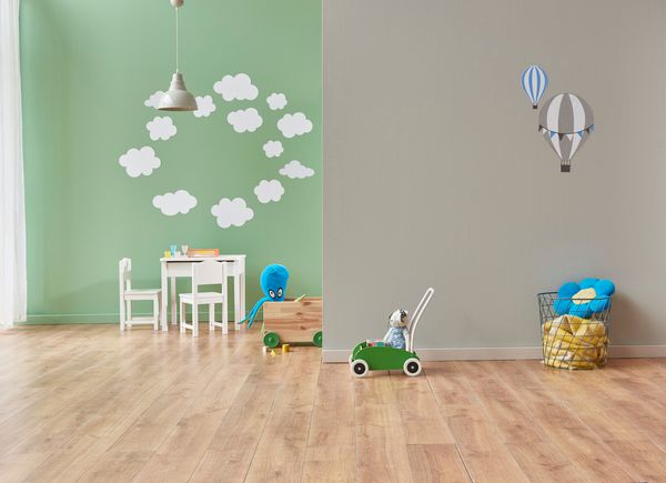 دکوراسیون دیواری خاکستری و سبز اتاق کودک مدرن و انواع شی کودک در اتاق کابینت تختخواب و سبک اسباب بازی