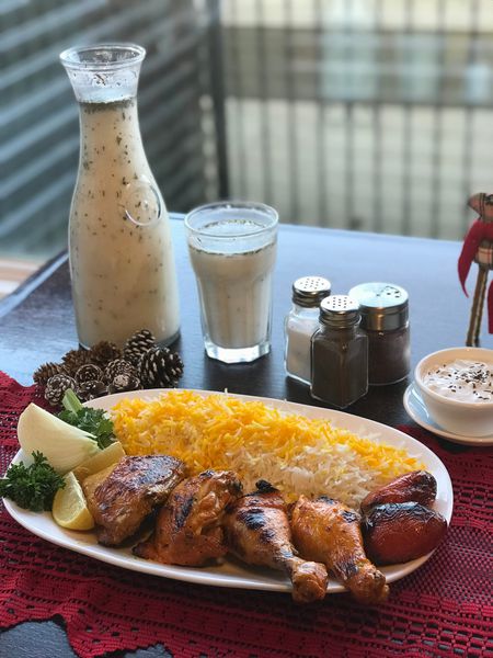 Bone-Chicken Kabob در یک رستوران ایرانی جوژ کباب