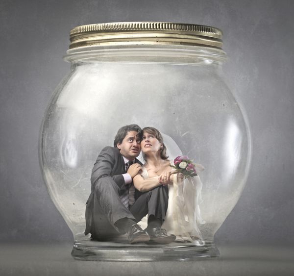 زن و شوهر نگران نگران در یک شیشه شیشه ای به دام افتاده اند