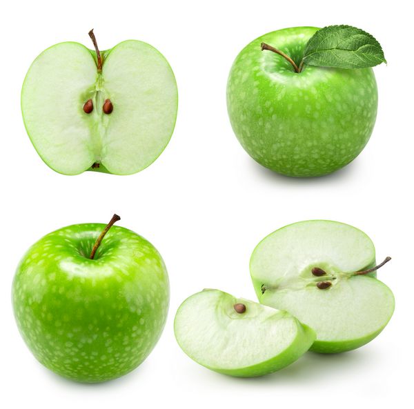 برش سیب سبز جدا شده در یک پس زمینه سفید