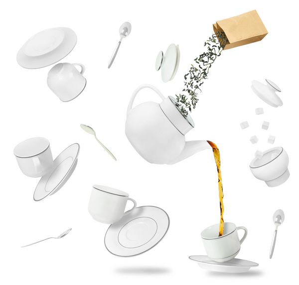 برگ های چای فنجان ها سس ها و گلدان های چای جدا شده در زمینه سفید مفهوم مهمانی چای پرواز