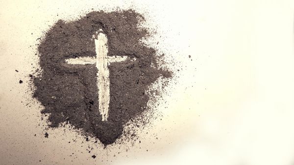 صلیب ساخته شده در خاکستر با زمینه تمیز صلیب نماد مسیحیت در خاکستر برای خاکستر چهارشنبه کشیده شده است