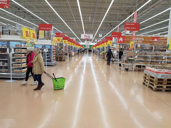 TOLJATTI روسی 25 ژانویه 2018 داخلی هایپر مارکت Auchan خریداران در پاسگاه هایپرمارکت اوچان 25 ژانویه توگلیاتی