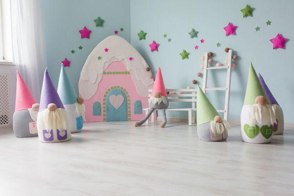 فضای داخلی اتاق کودک با اسباب بازی و کوتوله های منسوجات رنگ های پاستلی سبک