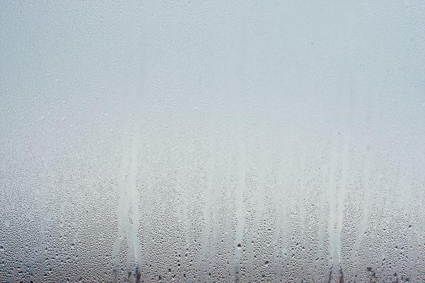 قطرات آب پس زمینه چگالش شبنم روی شیشه رطوبت و خالی از مه شکن در خارج هوای بد باران