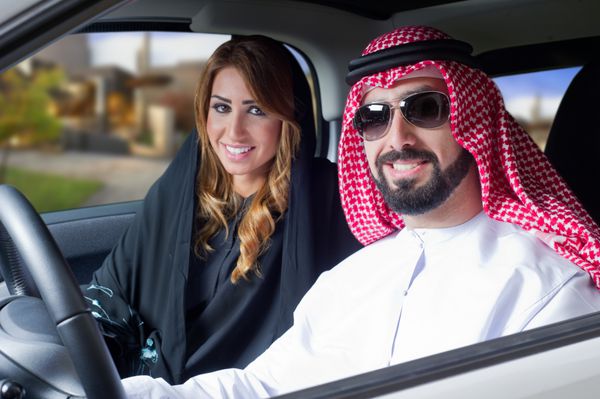 زوج عربی در یک اتومبیل تازه خریداری شده از زندگی لذت می برند