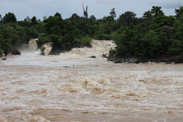 سیل در لائوس خطر باران شدید ناشی از طوفان باعث شده است که طغیان سیل خانه ها جاده ها و درختان را خراب کند
