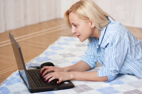 زن جوان جذاب با استفاده از لپ تاپ نوت بوک