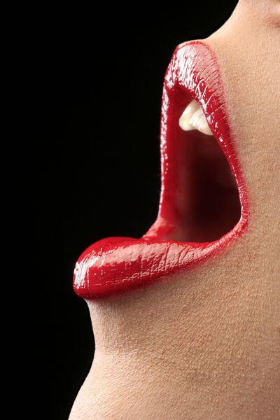 دهان باز شده با رژ لب قرمز
