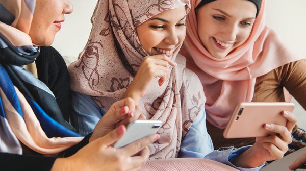زنان اسلامی که از تلفن های هوشمند استفاده می کنند