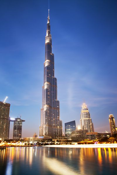 DUBAI امارات متحده عربی فوریه 5 برج خلیفه بلندترین برج جهان در شب مرکز شهر برج دبی