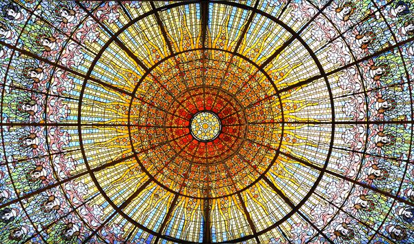 بارسلونا 02 ژوئن Palau de la Musica Catalana از شیشه رنگ آمیزی طراحی شده توسط آنتونی ریگالت که محور اصلی آن یک گنبد معکوس در سایه های طلا است در تاریخ 2 ژوئن 2012 در بارسلونا