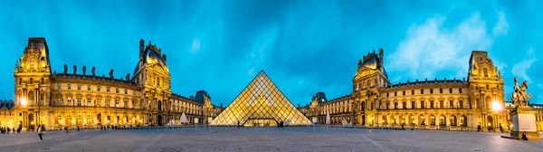 پاریس فرانسه 05 مه 2017 نمای پانوراما از موزه معروف لوور با هرم لوور در طلوع آفتاب موزه لوور یکی از بزرگترین و پر بازدیدترین موزه ها در سراسر جهان است