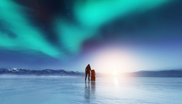 مردی پرماجرا که با یک کوله پشتی در دریاچه یخ زده ایستاده است به چراغ های شمالی نگاه می کند سفر و ماجراجویی