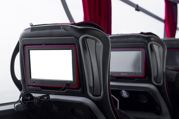 صندلی عقب ال سی دی خالی Closeup روی فناوری اتوبوس برای سرگرمی Digital MockUp یا DMU مفهومی است که توصیف محصول را امکان پذیر می کند فضای منطقه را کپی کنید