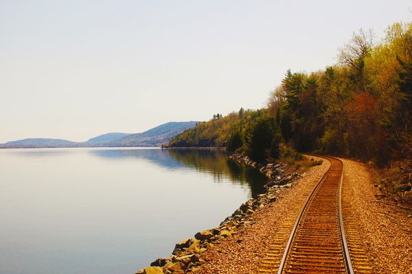 مسیرهای ریلی که از پشت یک قطار Adirondack به مقصد مونترال کانادا از نیویورک ایالات متحده دیده می شوند