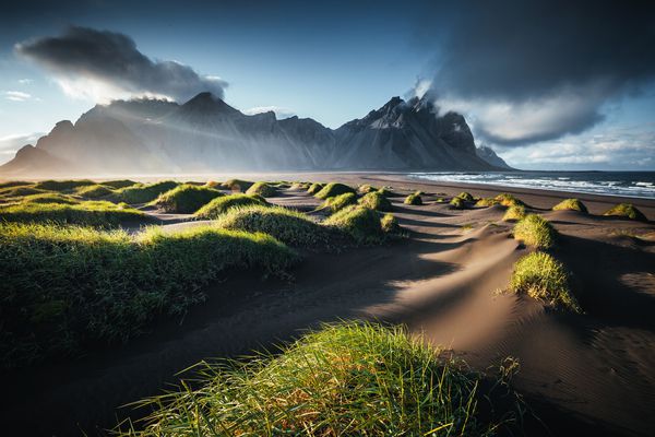 نمایی بی نظیر از تپه های سبز با تپه های شنی مکان شنوایی استوکسنس Vestrahorn کوه بتمن ایسلند اروپا تصویر منظره از ضبط شگفت انگیز طبیعت صحنه تابستان زیبایی های زمین را کشف کنید