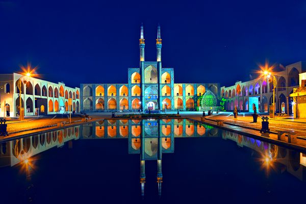 یازد ایران 7 آوریل 2018 مسجد امیر چخماق و بازتاب آن در استخر در گرگ و میش در یزد ایران این مسجد که در قرن 15 ساخته شده است یکی از مهمترین بناهای تاریخی است