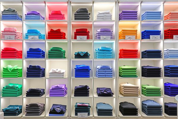 VENICE ITALY -5 MAY 2018- نمایش نمایش لباس های رنگارنگ در یک فروشگاه Pull Love در ونیز Pulllove یک خط از ژاکت های پشمی و پیراهن های چوگان ساخته شده در ایتالیا است