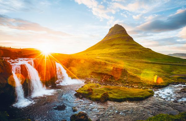 غروب حماسه ای با آبشار کرکجوفلسفوس مکان ایسلند اروپا تصویری منظره از جاذبه های گردشگری مقصد سفر از محبوب ترین مکان عکاسی زیبایی های زمین را کشف کنید