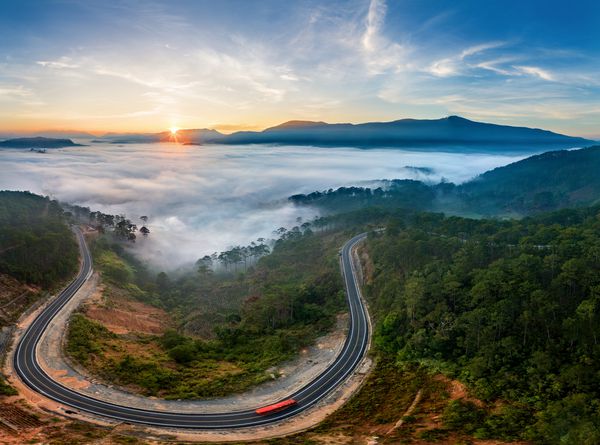 نمای هوایی بزرگراه 27c یا مسیر استانی 723 از شهر دا Lat به شهر Nha Trang در گذرگاه Long Lanh استان لام دونگ ویتنام