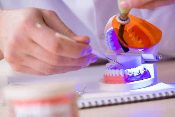 کاشت دندانهای دندانپزشک در آزمایشگاه پزشکی
