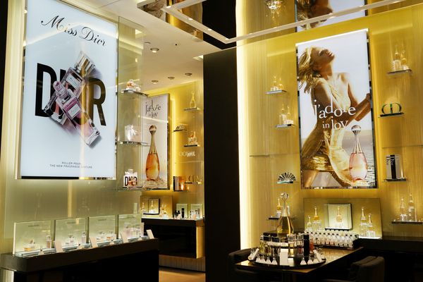 سنگاپور 22 آوریل 2018 فروشگاه لوازم آرایشی برند Dior در Marina Bay Sands Singapore لوازم آرایشی در دسترس ترین محصول دیور است که دارای پیشخوان در فروشگاه های خرده فروشی در سراسر جهان است