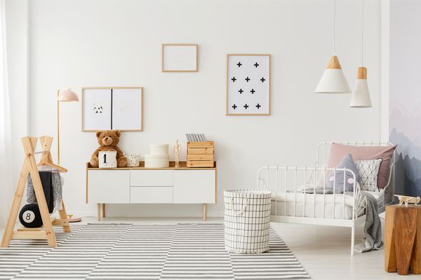 داخلی اتاق کودک طبیعی روشن و اتاق خواب با مبلمان چوبی لوازم جانبی طراح و پوسترهای دیواری سفید