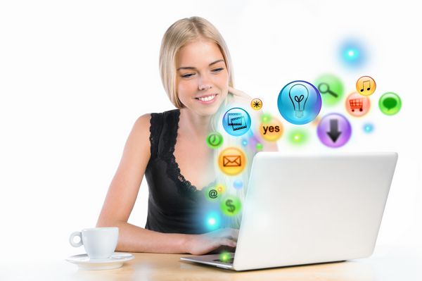 زن جوانی که از لپ تاپ خود برای چندرسانه ای و گشت و گذار در سایت استفاده می کند نمادهای مختلف از صفحه نمایش داده می شوند