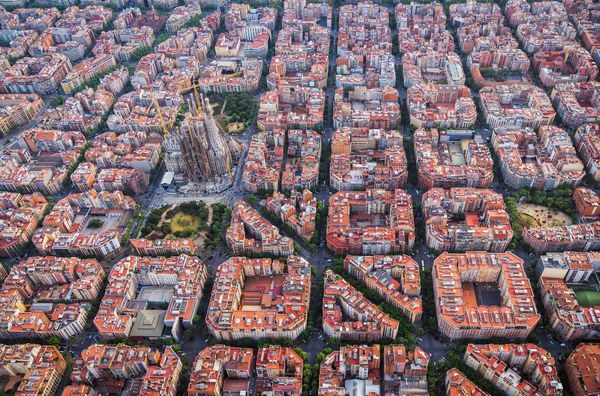 نمای هوایی منطقه اقامتی بارسلونا Eixample و ریحان معروف اسپانیا نور بعد از ظهر