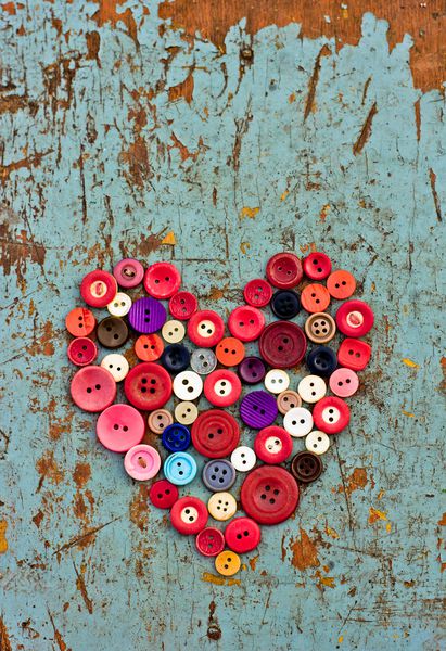 پس زمینه قلب قرمز بر روی دکمه های رنگی قدیمی قدیمی دکمه های رنگارنگ قدیمی پس زمینه روز ولنتاین