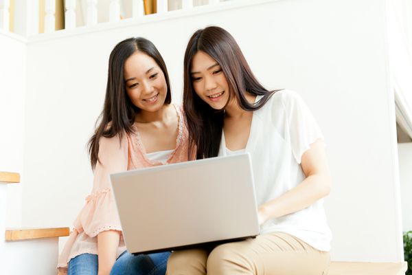 زنان زیبا و جوان تجاری که از لپ تاپ استفاده می کنند پرتره آسیایی