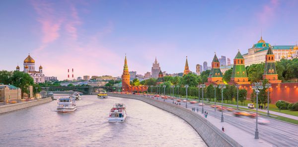 نمای پانورامای رودخانه مسکو و کاخ کرملین در روسیه در غروب آفتاب