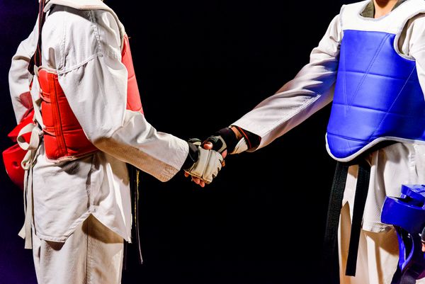 دو تکواندو دستی هستند قبل از مسابقه جدا شده در پس زمینه سیاه