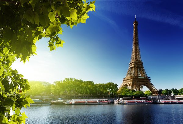 سین در پاریس با برج ایفل در زمان طلوع آفتاب