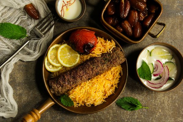 گوشت گاو کباب فارسی با سالاد خرما برنج و گوجه فرنگی گوجه فرنگی غذای افطار رمضان کبوب کوبیده