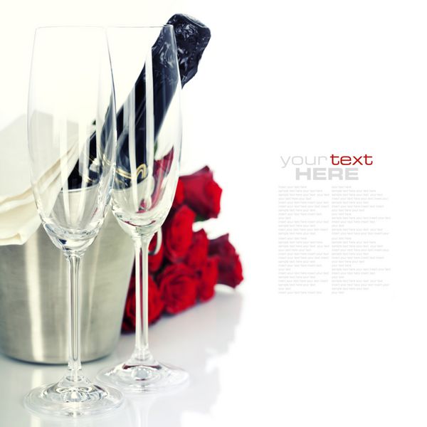 هنوز هم زندگی عاشقانه با شامپاین و گل رز قرمز زیبا روی سفید با متن قابل جابجایی آسان