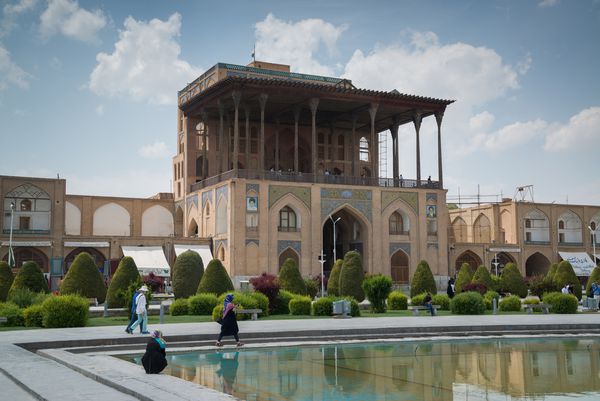 اصفهان ایران 29 آوریل 2018 کاخ علی قپو یک کاخ بزرگ به همراه میدان نقش جهان مکان میراث جهانی یونسکو در اصفهان ایران است