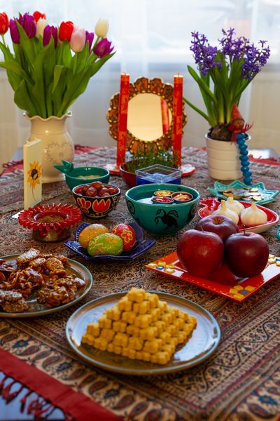سفره هفت سین سنتی نوروز هفت ساین همچنین گفت که هفت سین چیدمان سفره هفت سین نمایی است که به طور سنتی در نوروز سال جدید ایران نمایش داده می شود