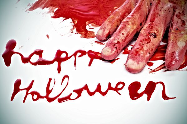 جمله مبارک هالووین و دست ترسناک و خونین در استخر خون