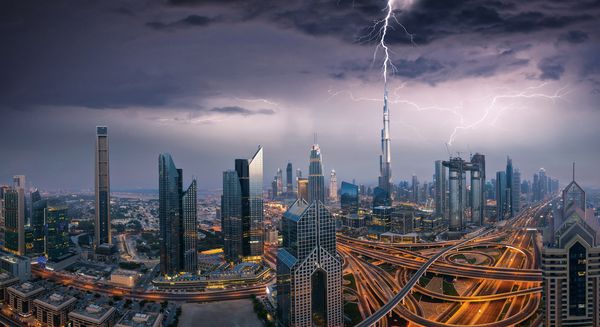 طوفان رعد و برق نمای چشمگیر در دبی دبی یک شهر فوق العاده مدرن از امارات متحده عربی megalopolis جهان وطنی است