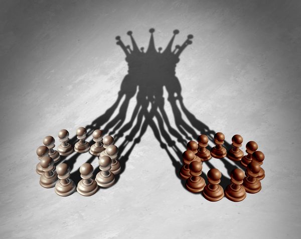 مفهوم رهبری گروه تجاری به عنوان یک ادغام و کسب و کار گروهی شرکتها با ترکیب نقاط قوت به عنوان پیاده های شطرنج که یک سایه پادشاه پادشاه را به عنوان یک تصویر سه بعدی ترکیب می کند