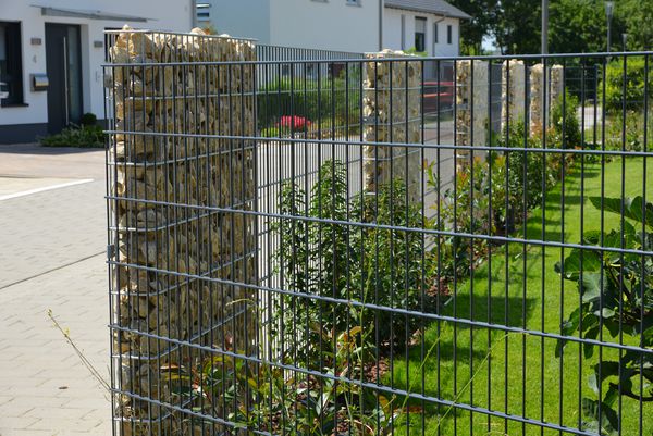 حصار مدرن حریم خصوصی گابیون های طبیعی تخته های چوبی و شبکه استیل گالوانیزه سبز اطراف ساختمان مسکونی آلمان