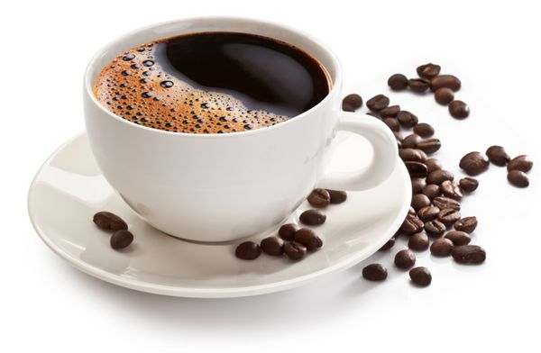 فنجان قهوه و لوبیا روی زمینه سفید