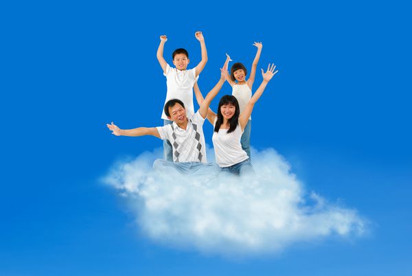 خانواده مبارک آسیایی که با ابر روی آسمان آبی سفر می کنند