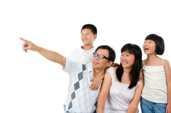 خانواده آسیایی پدری که از کنار سوابق سفید نشانگر طرف است